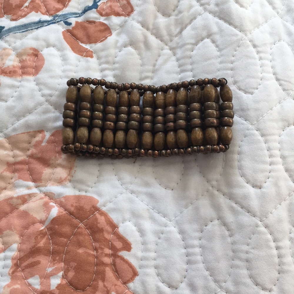 Elastic, wooden and metal beaded bracelet